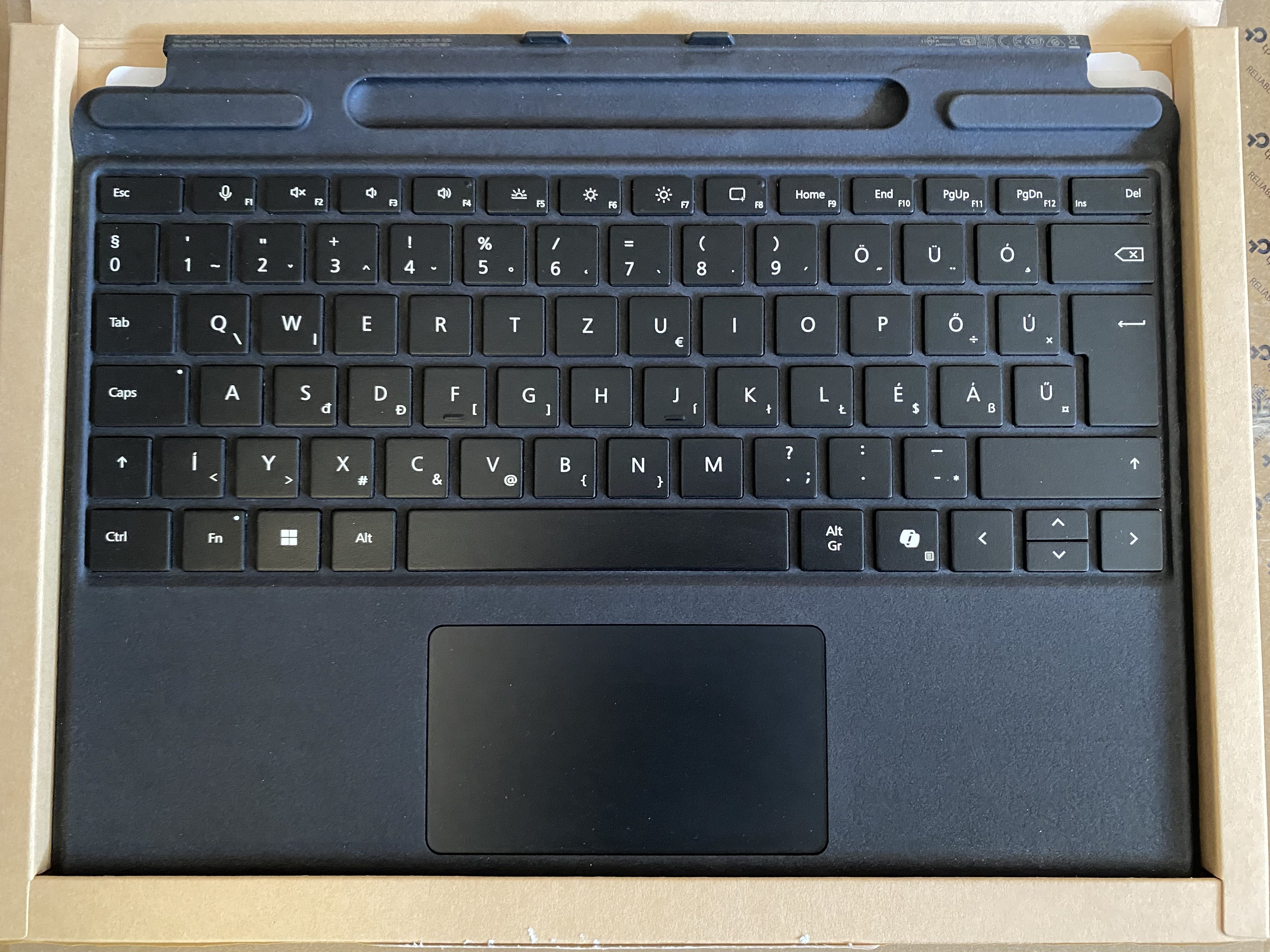 Microsoft Surface Pro Signature Keyboard for Business 13" tablet billentyűzet-tok fekete (UK-HU gravírozás)